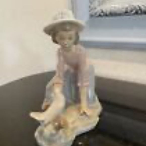 Lladro figurine, vintage figurine Caressing the Dove  BEAUTIFUL!! - Picture 6 of 9